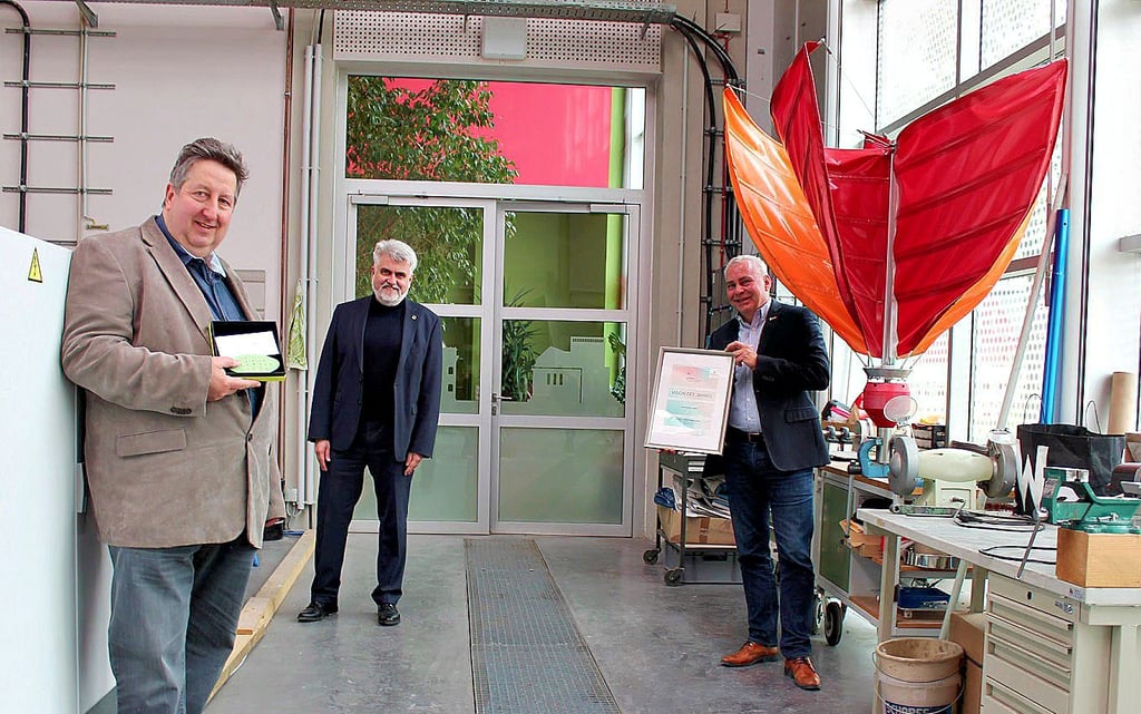 Übergabe der Auszeichnung an zwei SailWindTec-Vertreter. Von links: Entwicklungsleiter Frank Gnisa, Minister Armin Willingmann und Geschäftsführer Mario Spiewack.