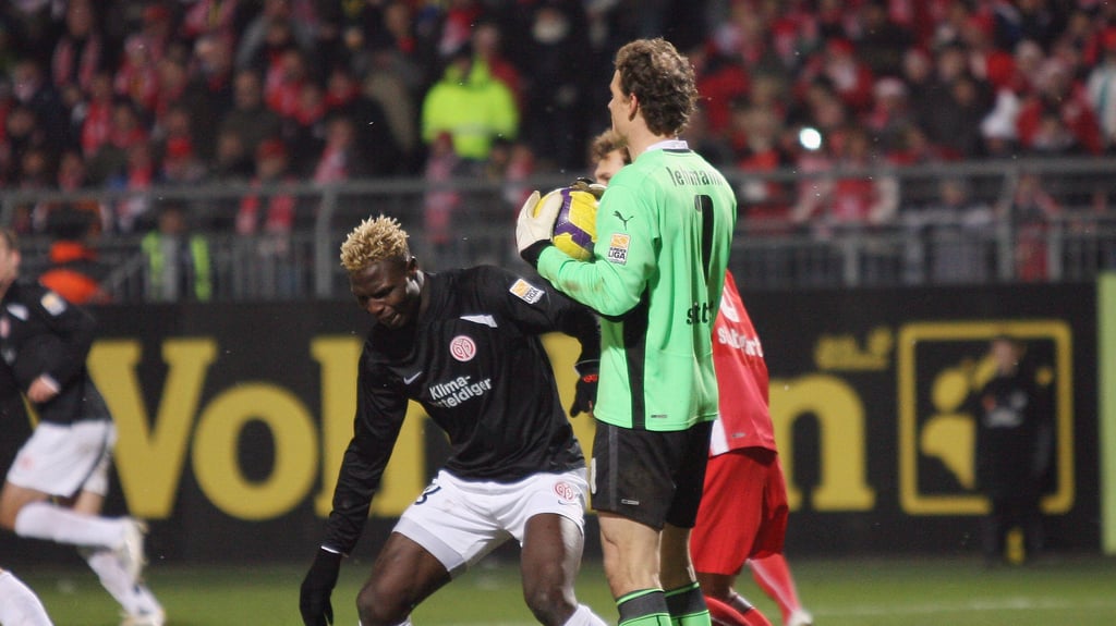 Als Torwart des VfB Stuttgart leistete sich Jens Lehmann einen Fehltritt gegen den Maiser Stürmer Aristide Bance.