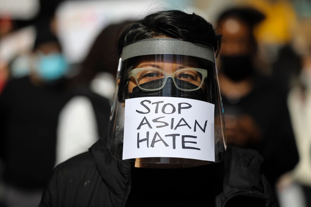 Ein Demonstrant nimmt an einem Protest gegen anti-asiatischen Rassismus in New York teil.