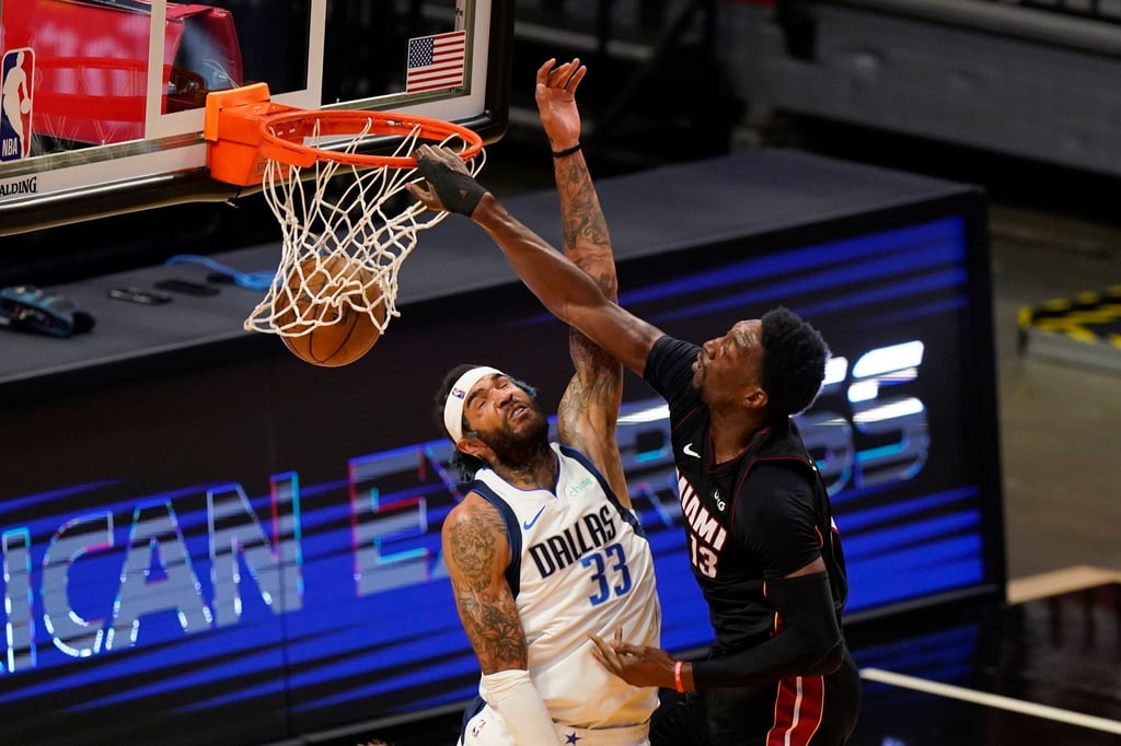 Bam Adebayo (r) von Miami Heat beim Korbwurf gegen Willie Cauley-Stein von den Dallas Mavericks.