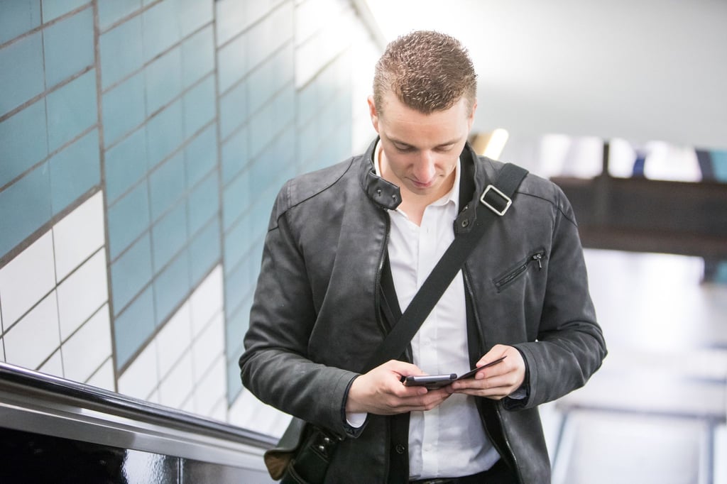 Der ständige Blick nach unten aufs Smartphone sorgt auf Dauer für einen verspannten Nacken.