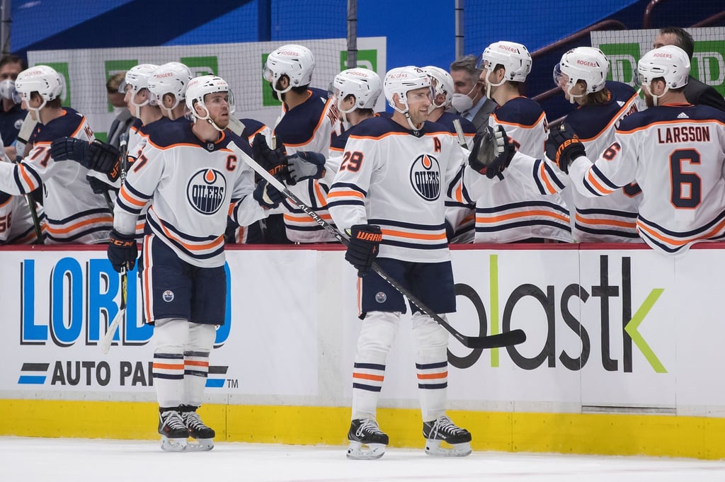 Leon Draisaitl (M.r.) traf doppelt für die Edmonton Oilers.