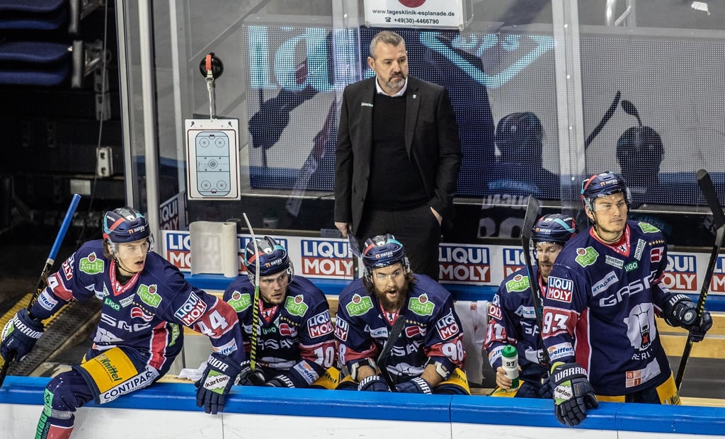 Trainer Serge Aubin ist mit den Eisbären Berlin gegen die Grizzlys Wolfsburg im zweiten Spiel gefordert.