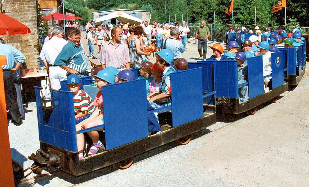 Kurz nach der Eröffnung fahren am 7. Juli 1994, dem Bergmannstag, zahlreiche Gäste mit der Grubenbahn in das Besucherbergwerk ein.