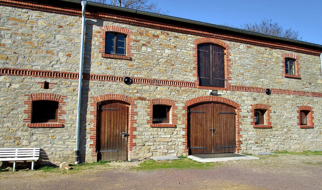Die rustikale alte Scheune ist als neues Kulturzentrum prägend für den alten Ortskern Osterweddingens.