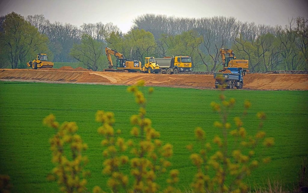 Auch für den entstehenden Deich bei Rösa ist die Wasserwehr zuständig.