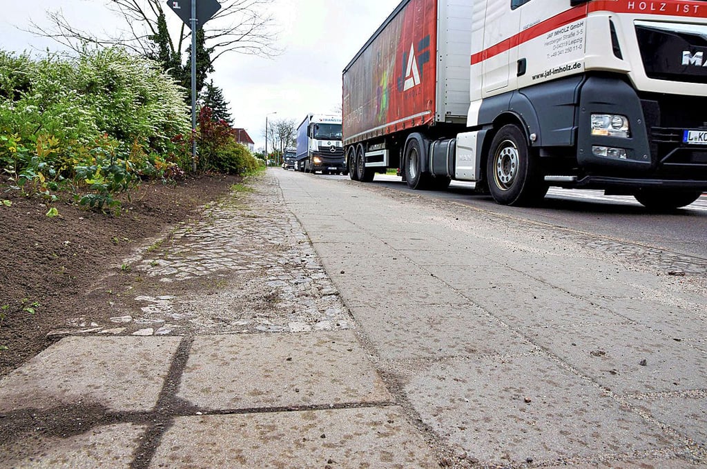 Der bisherige Fußweg auf der Ostseite der Roßlauer Luchstraße.