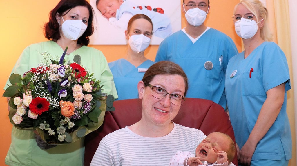 Katharina Hamecher (mit hinten von links: Schwester Jacqueline Stieglitz, von links, Dr. Carmen Aschka, Dr. Andreas Gerhardt und Hebamme Silvana Buch) hält Töchterchen Oonagh im Arm.