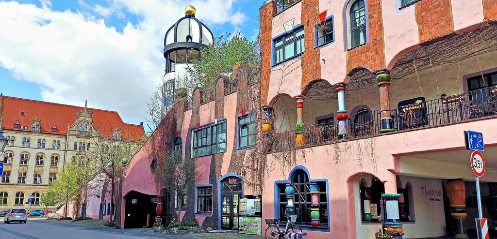 Die Arthur-Ruppin-Straße am Hundertwasserhaus ist eine verkehrsberuhigte Zone. Sie kommt bereits nah heran an das Konzept, das mit „Shared Space“ verfolgt wird. Auch andere Nebenbereiche des Breiten Weges wären denkbar, meint der Verband der Stadtplaner.