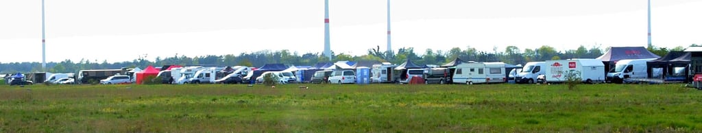 Viele der Teilnehmer und Helfer sind zur Veranstaltung in Wohnmobilen oder mit Wohnwagen angereist.