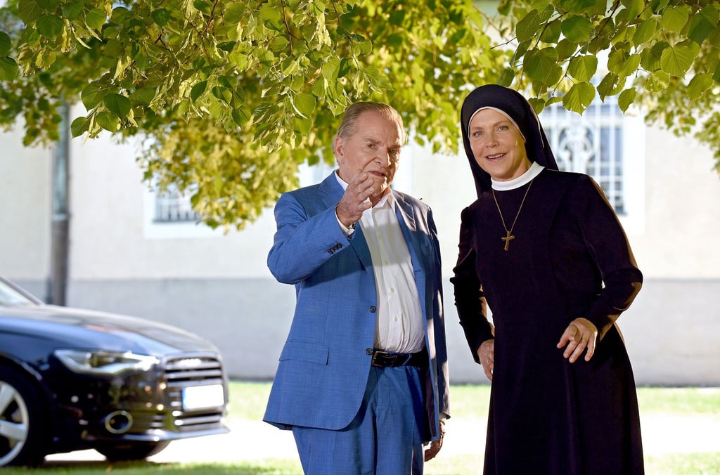 Bürgermeister Wöller (Fritz Wepper) und Schwester Hanna (Janina Hartwig).