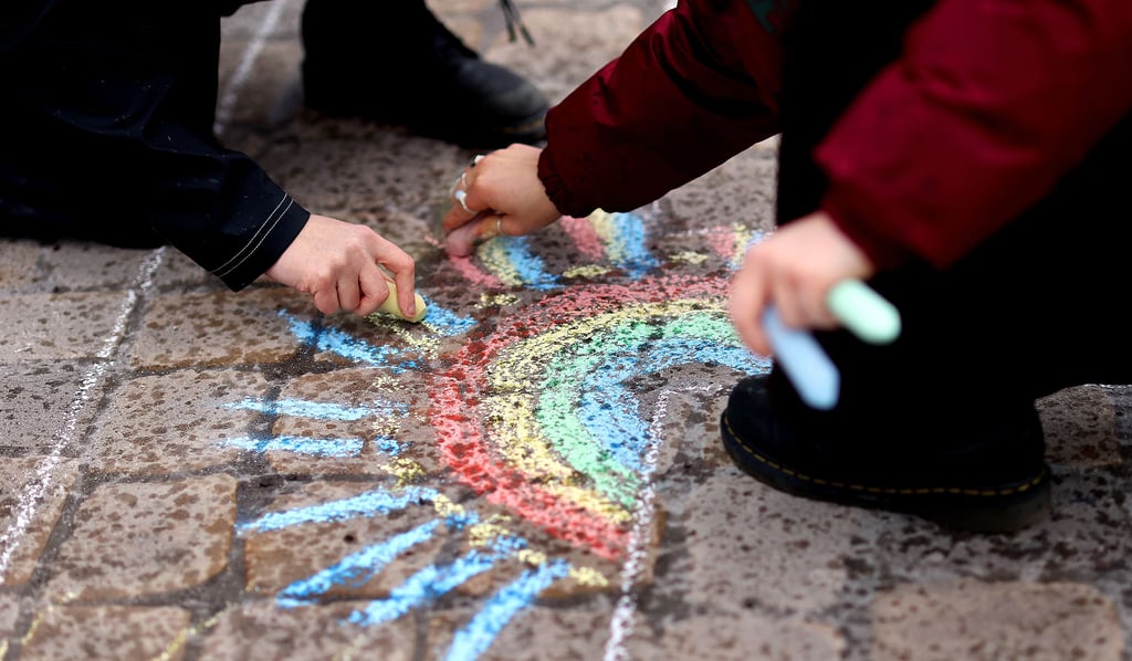 In Stendal wurde der Marktplatz bei einer Demonstration von Klimaschützern mit Kreide bemalt. Das hat nicht jedem gefallen, weil die Kreide länger haften blieb, als erwartet.