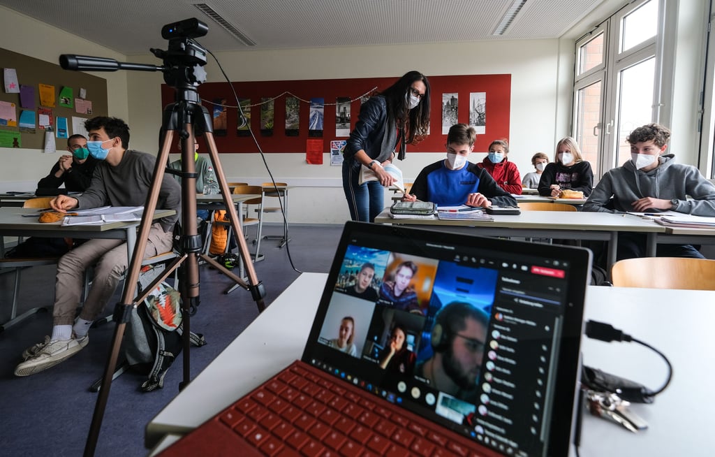 Besuch im Elisabethgymnasium in Halle. Kathrin Hinniger-Müller unterrichtet Mathe mit halber Klasse 11 vor Ort und die andere Hälfte zu Hause.