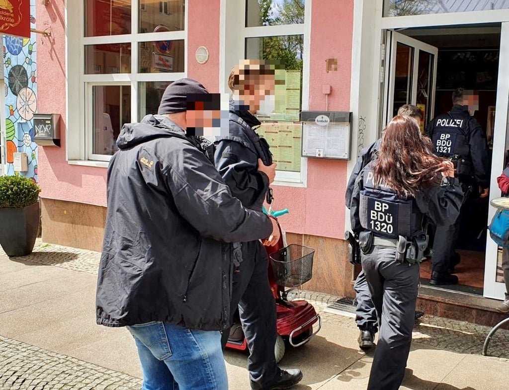 Razzia im Asia-Imbiss in Halle wegen Verdachts auf illegale Einschleusung.