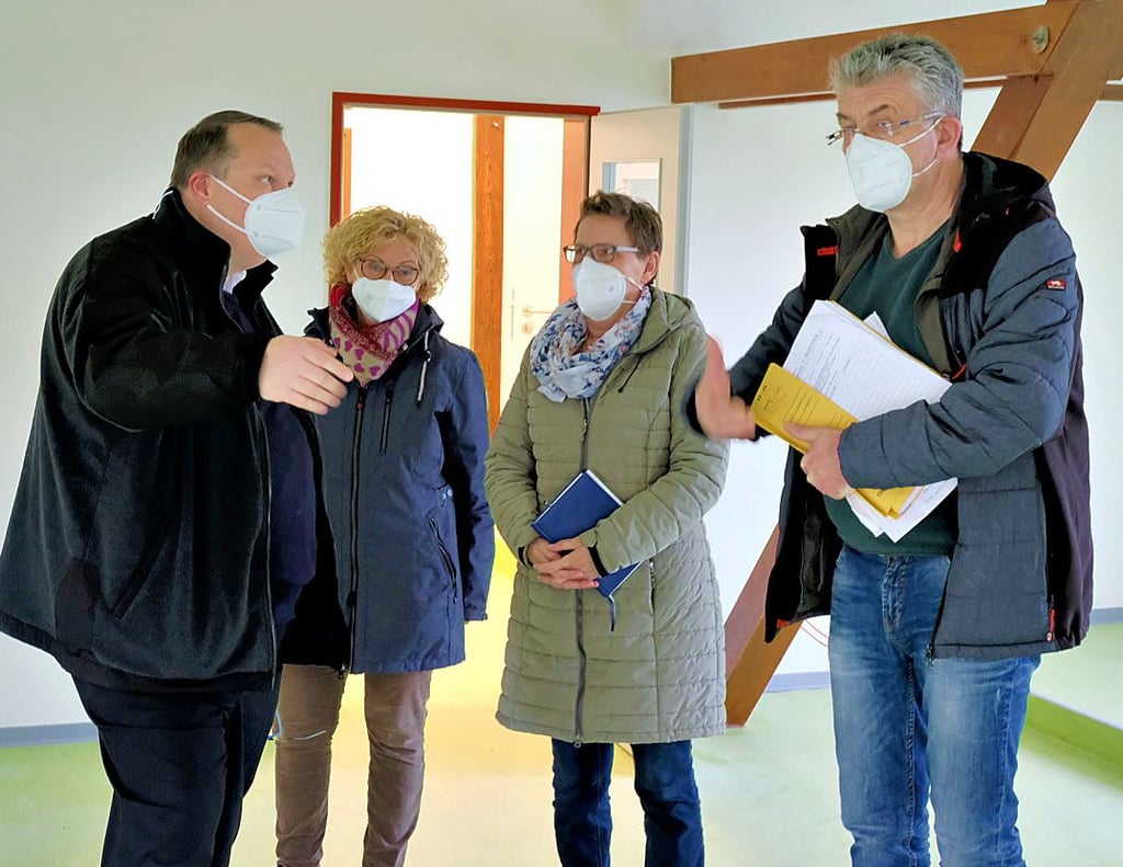 Blankenburgs Bürgermeister Heiko Breithaupt beim Rundgang mit Bauamtsmitarbeitein Sabine Pape, Kita-Chefin Regina Großert und Planer Norbert Stegmann (von links).