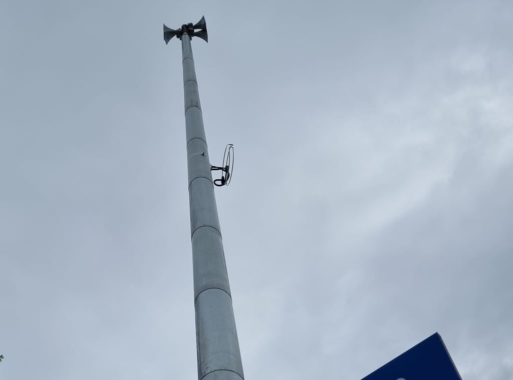 Der neue Mast für die Sirene am Schlossblick in Freckleben