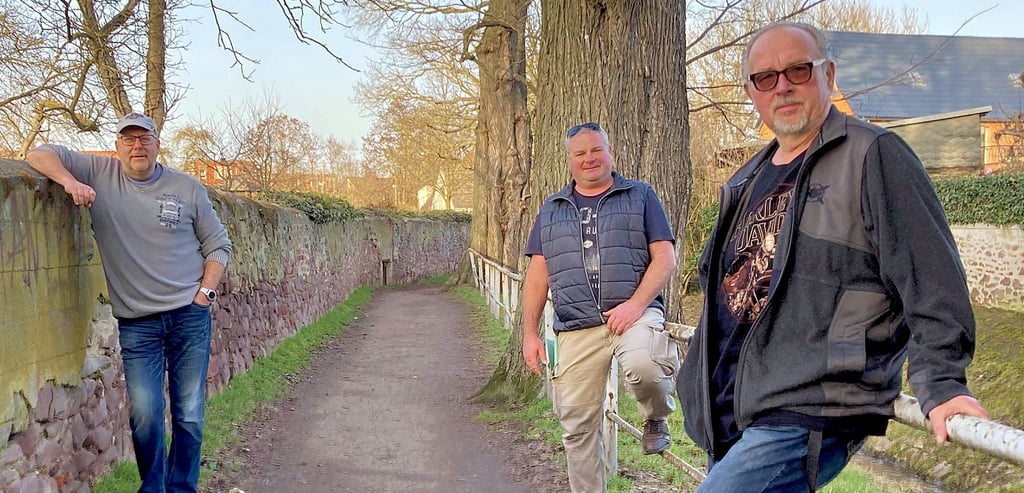 Bürger- und Heimatvereinsvorsitzender Hilmar Knop (von rechts), Jan Müller und Manfred Kurth in jenem Gang an der Schrote, der mit einer Beleuchtung versehen werden soll.