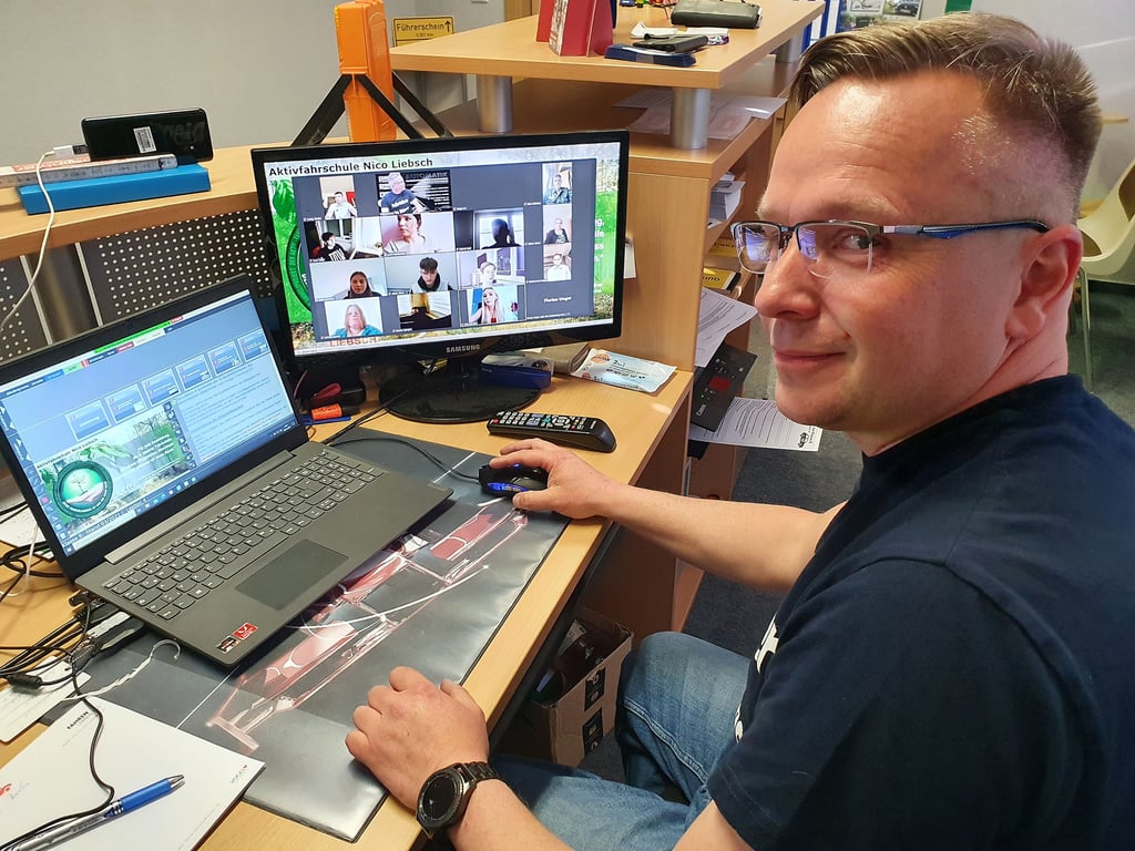 Fahrschulinhaber und -lehrer Nico Liebsch gibt seinen Schülern an jedem Mittwochnachmittag theoretische Online-Lektionen.