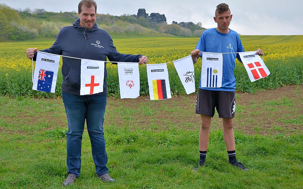 Geplant war, zum Bewerbungsstart zwei von der Lebenshilfe bzw. der Evangelischen Stiftung zur Teufelsmauer gebrachte Wimpelketten zu verknüpfen. Coronabedingt präsentierten nun der Athletensprecher Special Olympics Sachsen-Anhalt, Alexander von Garczinsky aus der Evangelischen Stiftung Neinstedt (l.), und Christopher Arnold, Sportler von der Lebenshilfe Harzkreis-Quedlinburg, eine Wimpelkette.