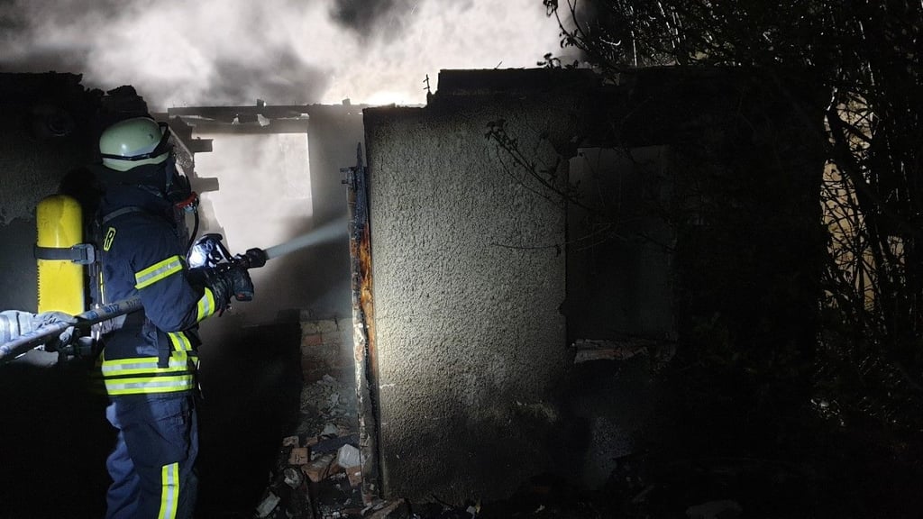 Die Feuerwehr konnte den Brand des Bungalows löschen.