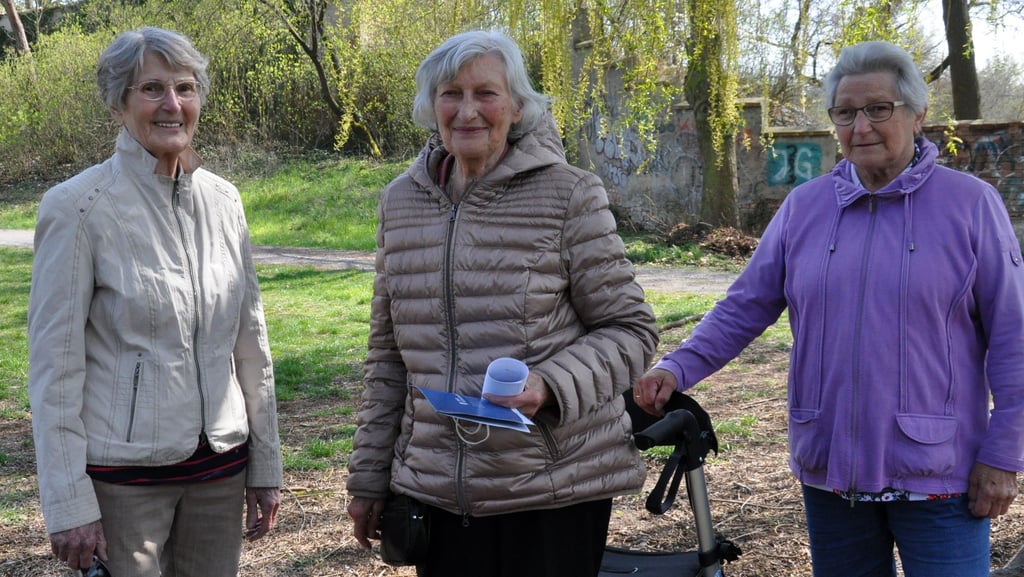 Christa Klatt, Irene Morgenthal und Erika Freudenreich (v.l.) plauderten mit der Volksstimme über die Zerbster Bollenlatscher.