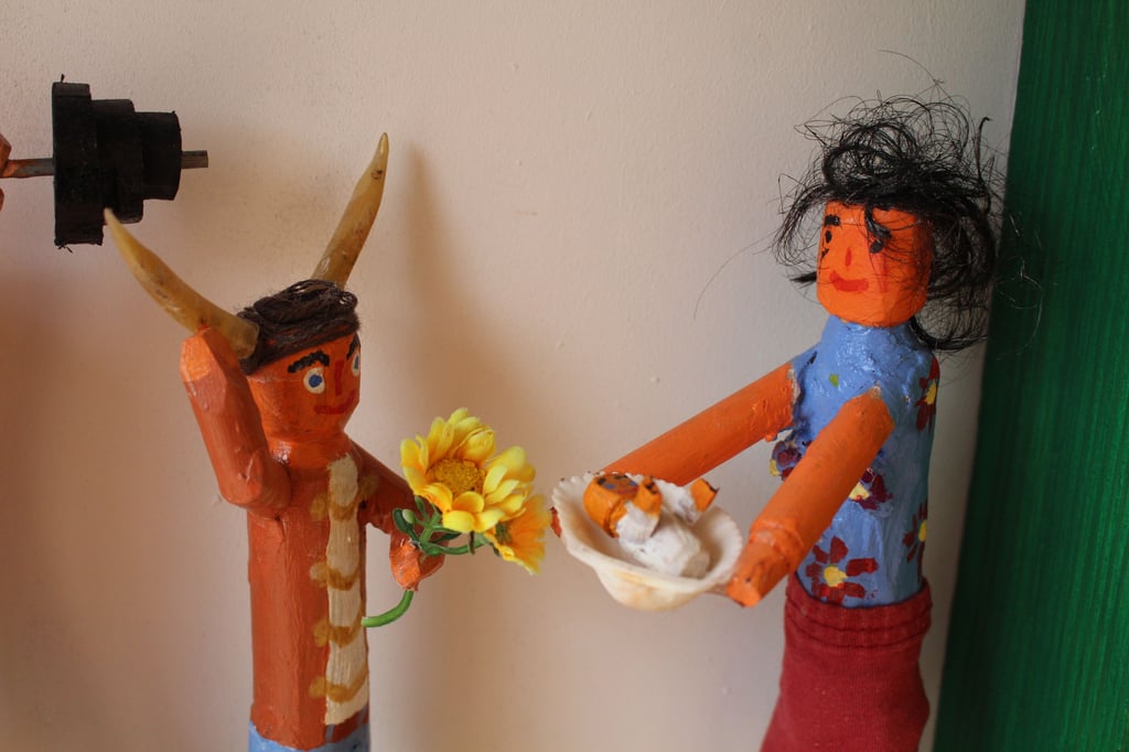 Die Sporne vom Hahn und echtes Haar zieren die Figuren von Ulrich Hinze.