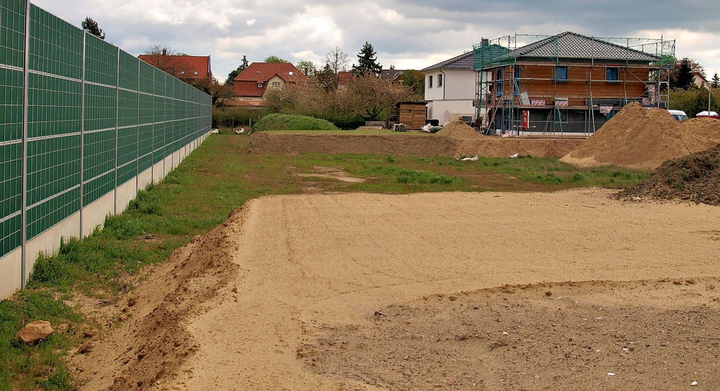 Auf diesem Areal an der Sporthalle am Bahnhof wurde bis Mitte der 1990er Jahre Tennis gespielt. Mittlerweile werden dort Wohnhäuser gebaut und es wurde eine Lärmschutzwand zur Sporthalle hochgezogen.