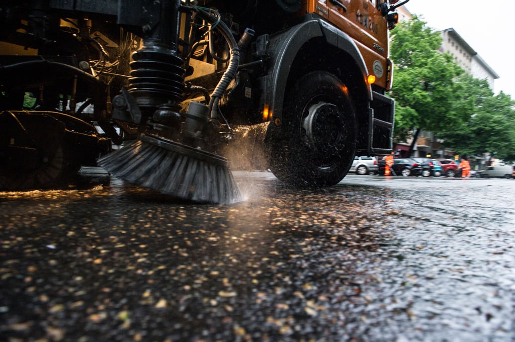 Eine Kehrmaschine der Stadtreinigung