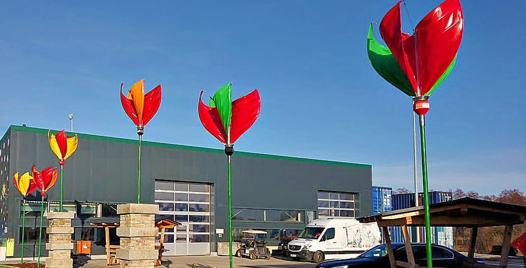 Auf einem Firmengrundstück in Beelitz sind Prototypen der bunten Windblumen für einen Dauertest aufgebaut worden.