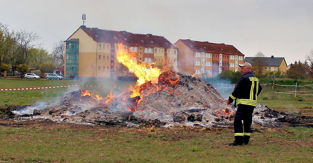 Beim kontrollierten Abbrennen des Steutzer „Osterfeuers“ waren Besucher nicht erlaubt.