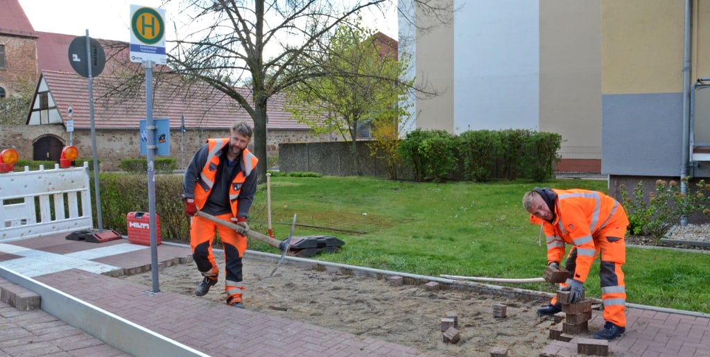 Mathias Streuber (l.) und Jean-Pierre Riehl bereiten das Fundament für den Bau des Unterstandes am Zerbster Francisceum vor.