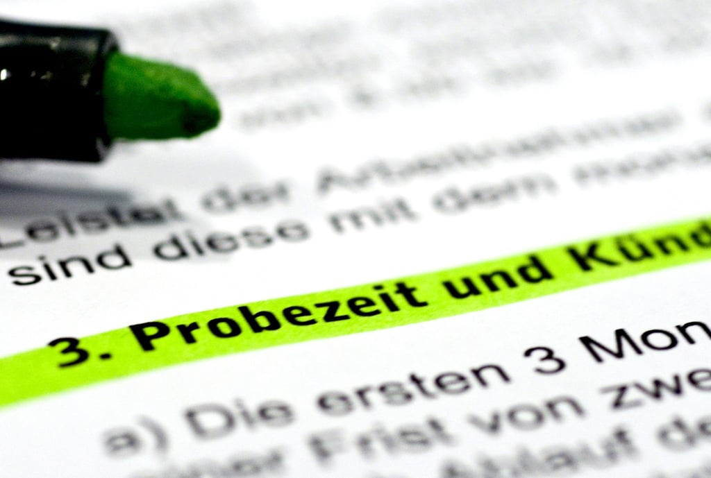 Die Regeln zur Probezeit finden Arbeitnehmerinnen und Arbeitnehmer meist im Arbeits- oder Tarifvertrag.