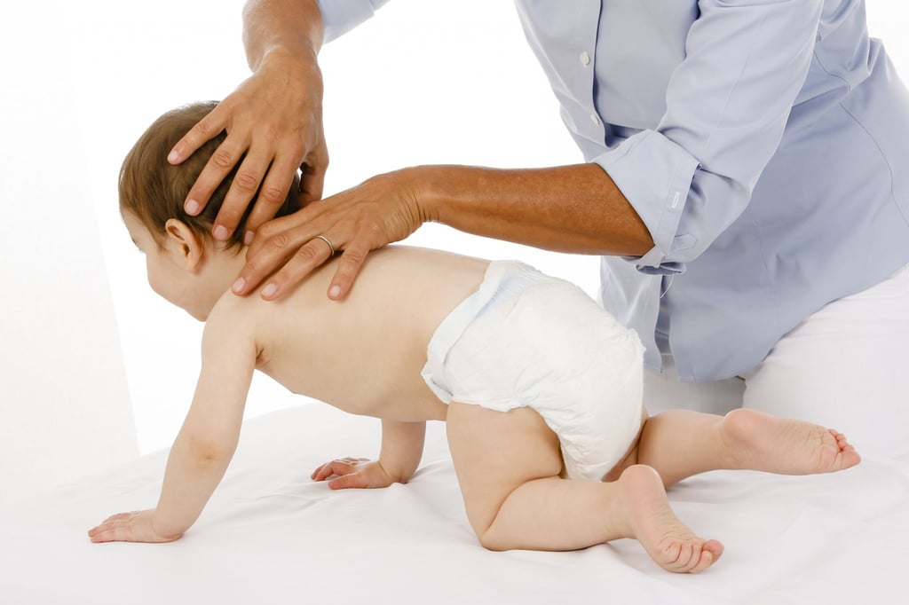 Eine Osteopathin behandelt ein Baby.
