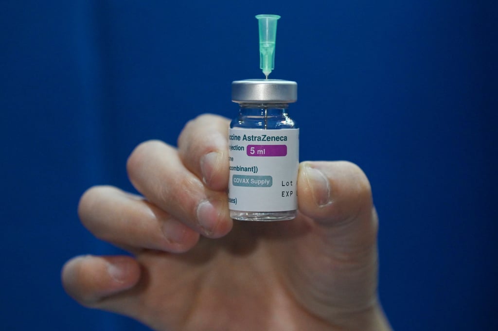 Eine Ampulle mit Corona-Impfstoff von Astrazeneca.