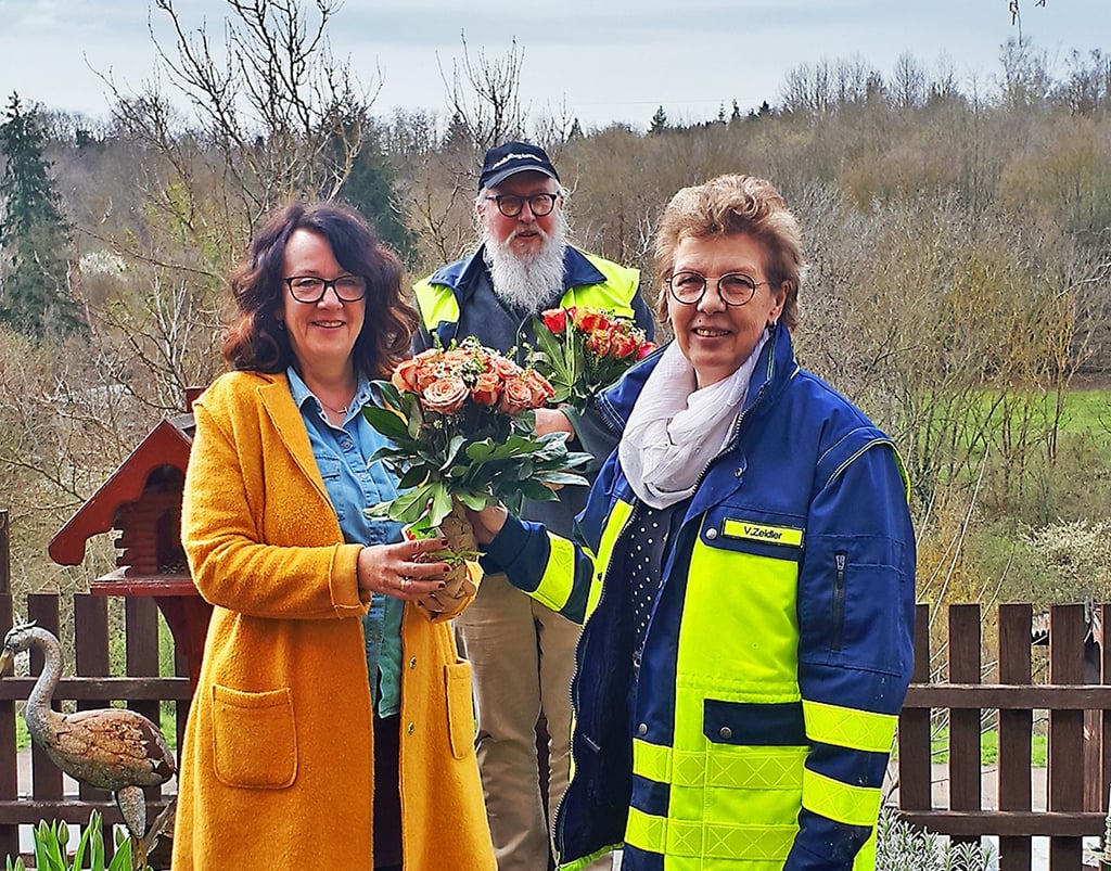 Simone Detto (li.), Leiterin des Eisleber KIT, überreicht Veronika Zeidler (re.) und Sebastian Bartsch Blumen für ihr Engagement seit der Gründung des Kriseninterventionsteams .