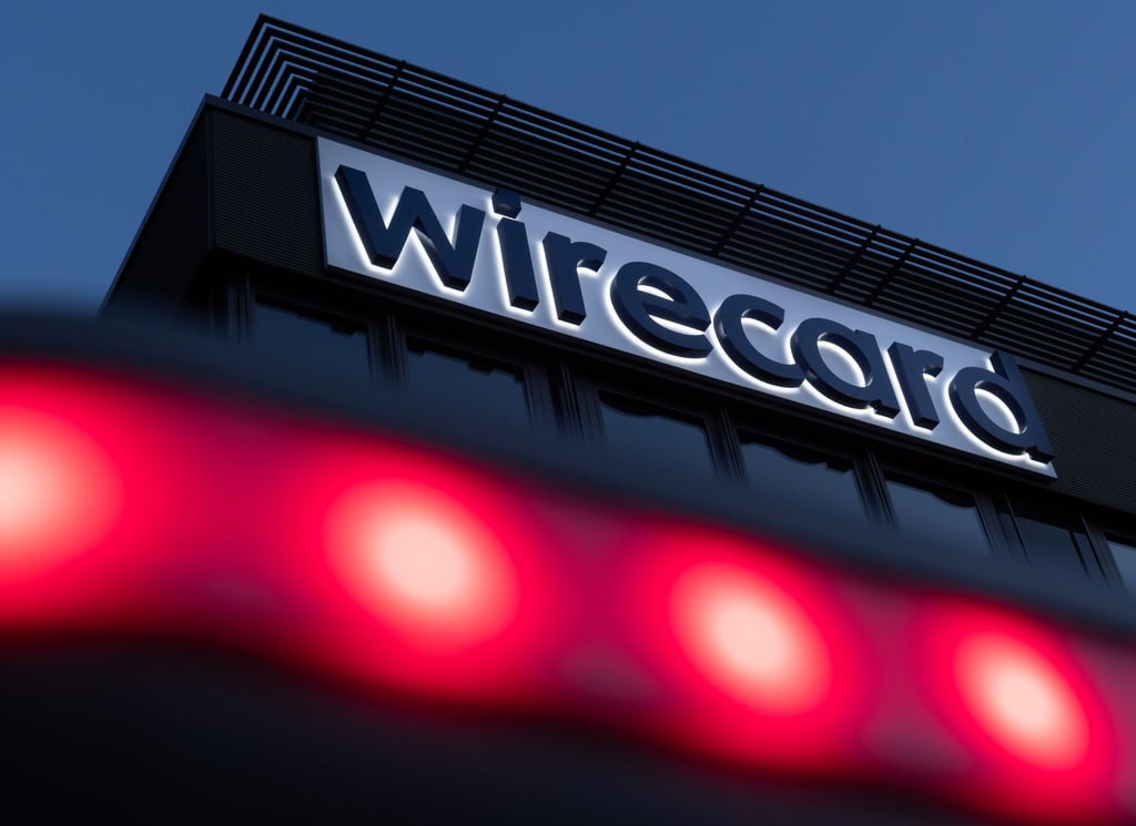 Rote Lichter leuchten vor dem Schriftzug von Wirecard an der damaligen Firmenzentrale des Zahlungsdienstleisters.