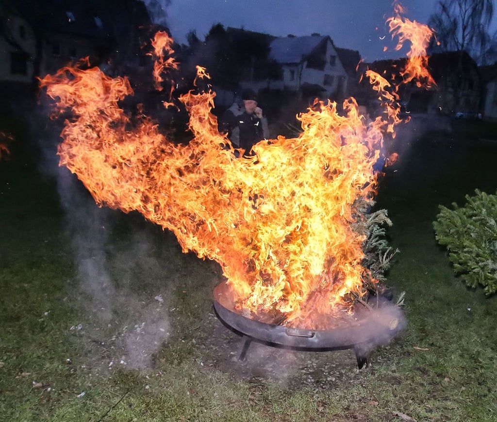 Verbrennen von Gartenabfällen in einer Feuerschale ist untersagt.