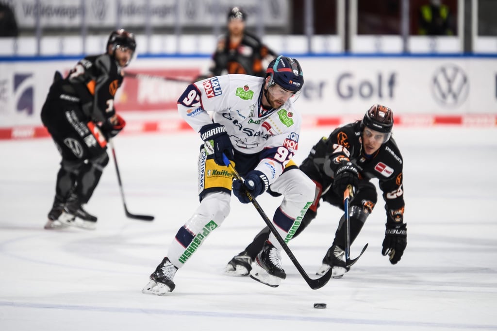 Marcel Noebels (l) von den Eisbären Berlin ist im Zweikampf mit Velentin Busch von den Grizzlys Wolfsburg.