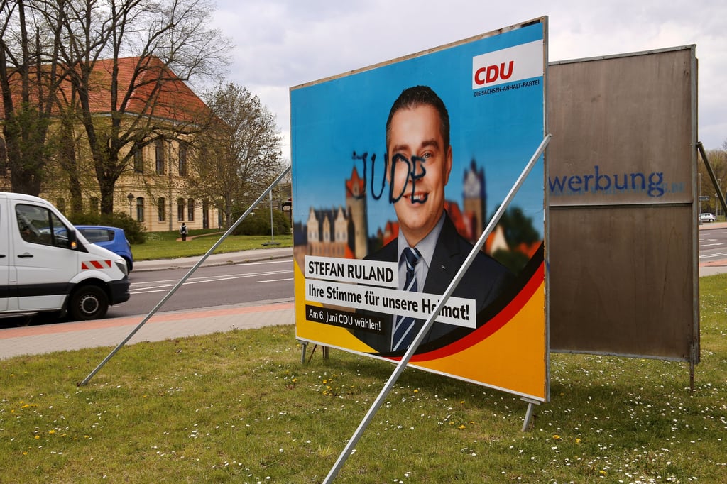 Das Plakat von Stefan Ruland wurde beschmiert.