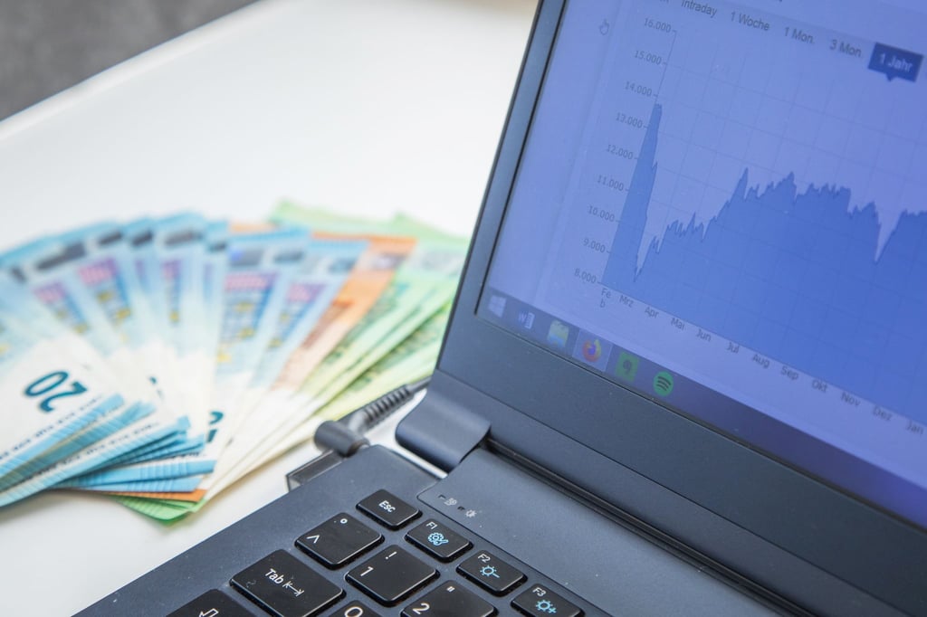 Ein breit gestreutes Aktieninvestment zahlt sich langfristig meist aus. Für den Einstieg an die Börse brauch man keine großen Summen.
