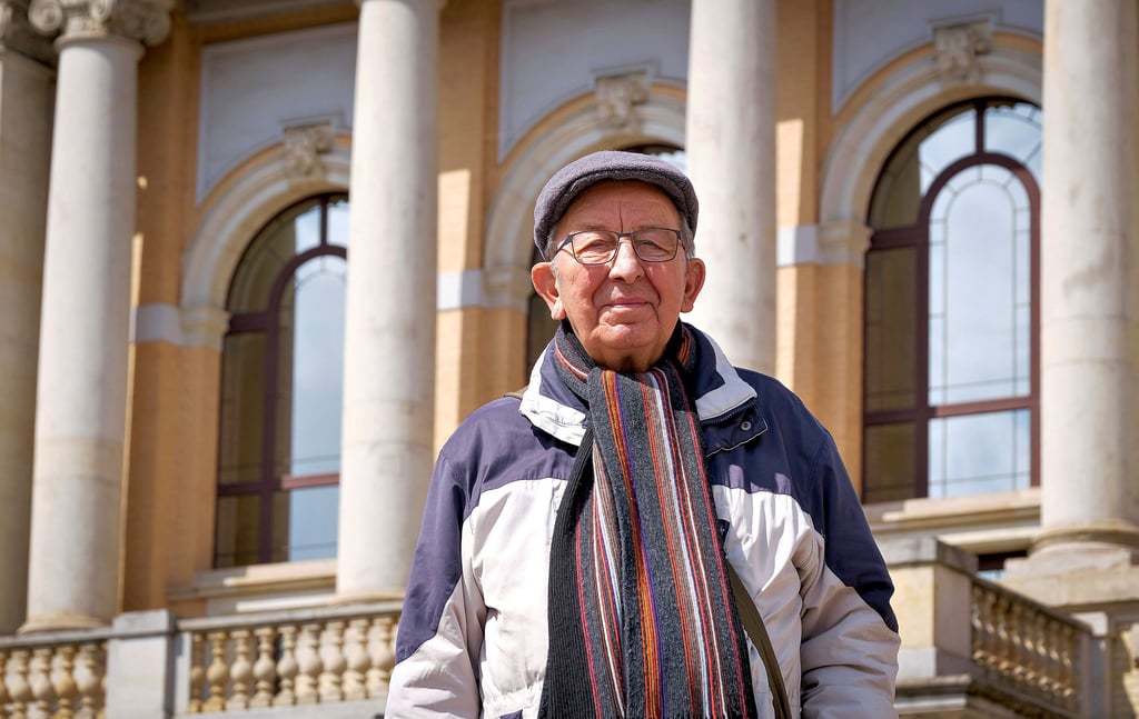 Stadtführer Wolfgang Michaelis vor der Oper in Halle, an der der Rundgang startet. Früher hieß das Gebiet ?Petersberg?.