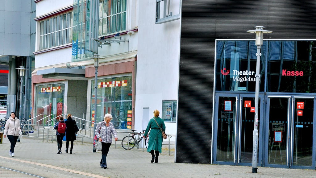 Die Eingänge zur Kasse im Theater Magdeburg und in die Stadtbibliothek Magdeburg: Wenn es nach dem Theater geht, übernimmt es das Nachbargebäude, um Platz unter anderem für einen Probensaal fürs Orchester zu bekommen.