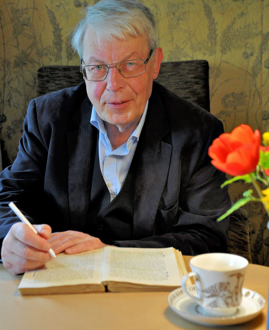 Wenn Pfarrer Thomas Weigel Zeit hat, fährt er gern Rad. Auch wenn es durchaus mehr geeignete Radwege geben könnte. Oder der heute 70-Jährige arbeitet an seinem ?Dauerprojekt?, der Erweiterung der ?Geiss'schen Chronik? von 1834, für die er noch eine geeignete Druckerei sucht. Weigel trug dafür noch 200 Kurzbiografien zusammen von Menschen, die in Staßfurt wirkten ? vom schwedischen General Banér beispielsweise bis zu Bergingenieur Hering, der sich um den Verkauf der Saline bemühte. Gern erinnert sich der Geistliche auch an die Zeit mit dem Laientheater Lampenfieber und da insbesondere an das Stück ?Jedermann?, wobei Thomas Weigel Regie führte.