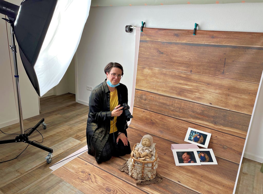 Heike Lisso-Hoppen hat eine spezielle Modellpuppe, mit der sie verschiedene Positionen von Babys probieren kann. So bereitet sie sich in ihrem Studio auf die Aufnahmen vor.