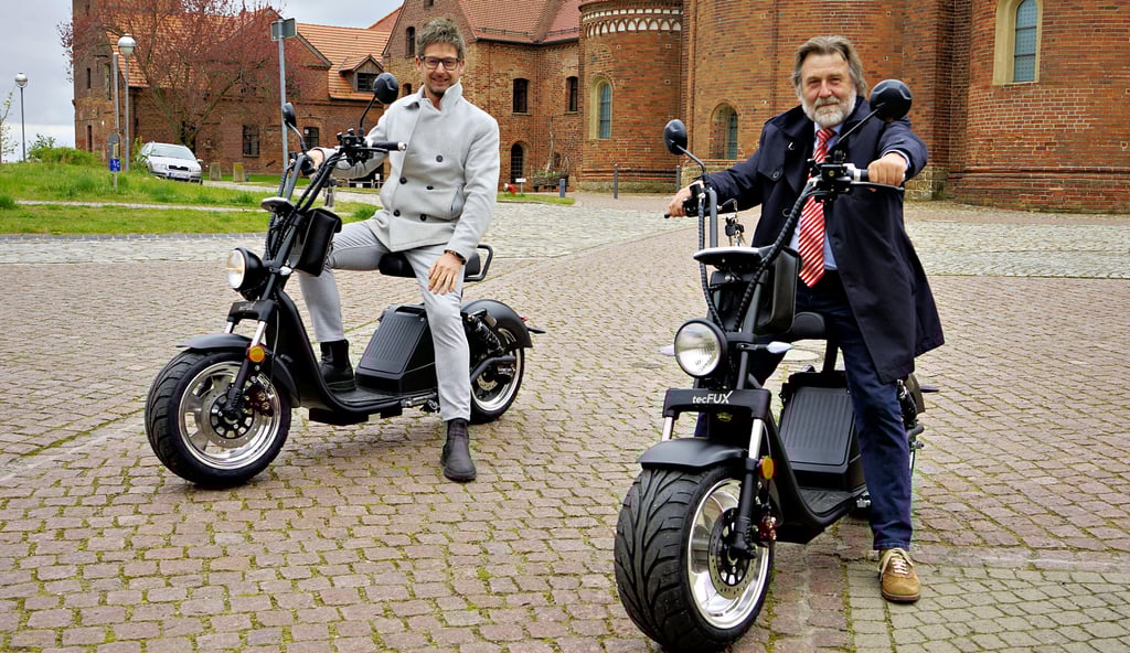 Björn Thomas (li.), Inhaber von „Mein Lieblingsplatz“ und Roland Maiwald, Vorstandsvorsitzender der Stiftung Kloster Jerichow, übernahmen jeweils zwei E-Scooter. Damit können Gästen noch mehr attraktive Angebote gemacht werden.