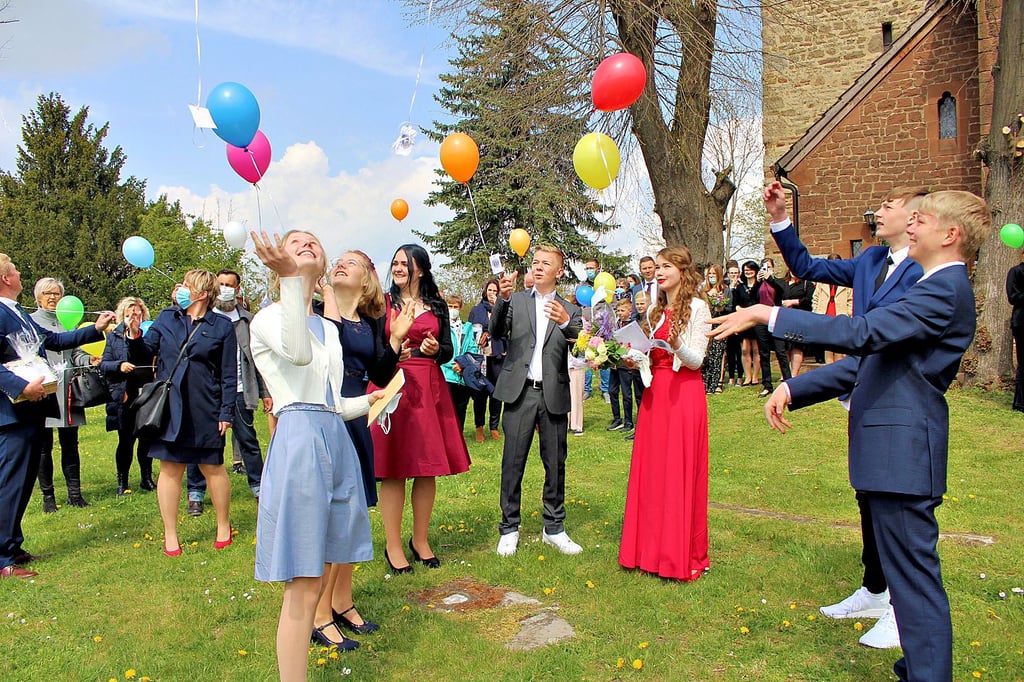 Nach dem Gottesdienst ließen Fiene Trost, Berte Dehne, Ally-Charlotte Voigt, Janne Hilliger, Helen Sophie Wesemeyer, Leon Arend und Phillip Salomon Wünsche an Ballons in den Himmel steigen.