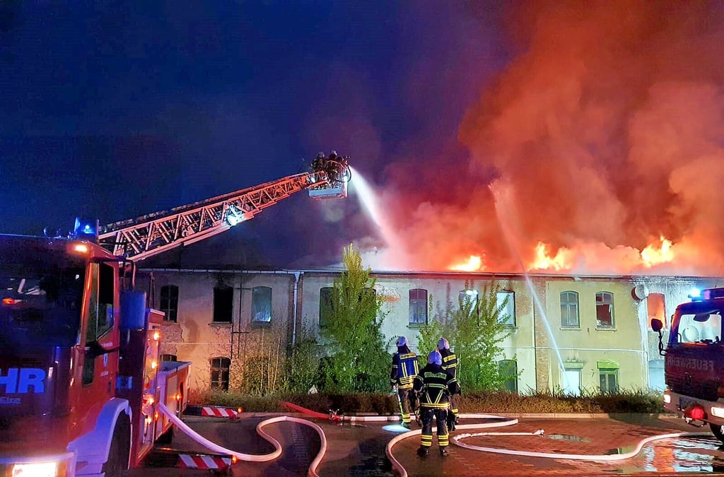Mit einer Drehleiter kämpften die Feuerwehrleute gegen den Großbrand in den Familienhäusern an.