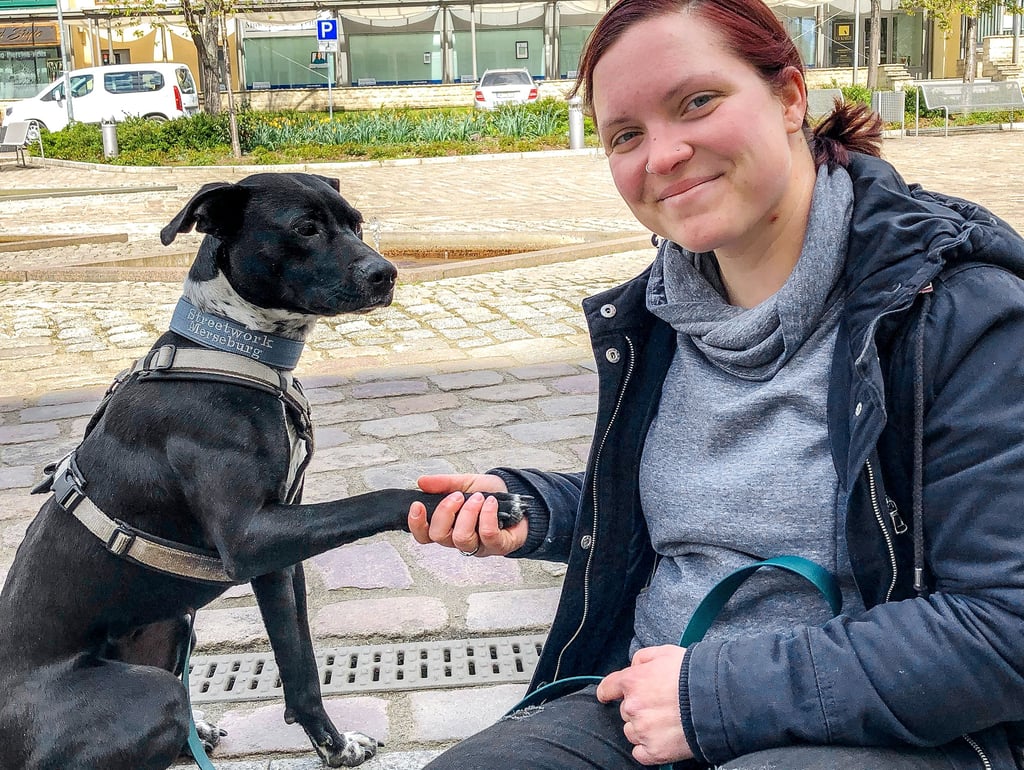 Jenny Cornelius mit Mischlingshündin Mara, in der ein bisschen Labrador aber vermutlich auch ein wenig Jack Russel steckt.