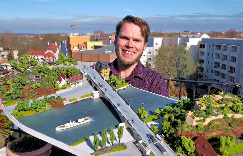 Stephan Gorn baut Halle im Mini-Format nach. Sein neuestes Modell: die Burg Giebichenstein mit Kröllwitzbrücke, Bergschenke und Saale.