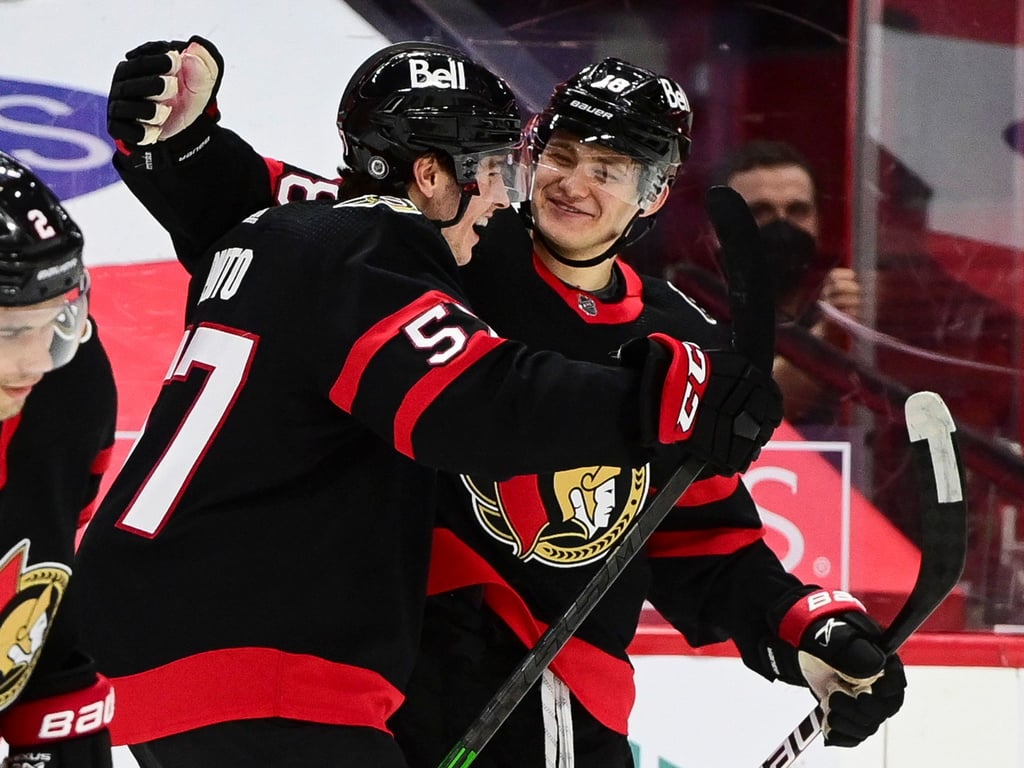 Shane Pinto (l) von den Ottawa Senators feiert ein Tor mit Teamkollege Tim Stützle.
